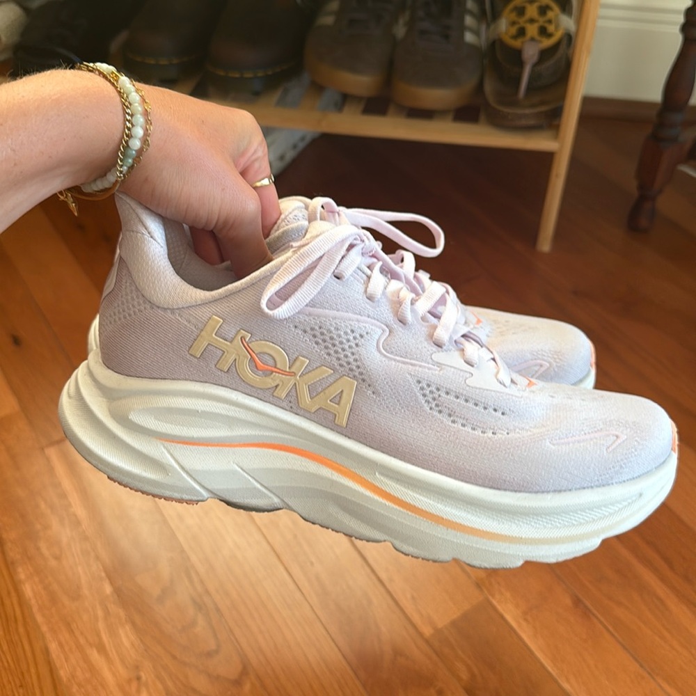 lavender Hoka women’s size 7.5